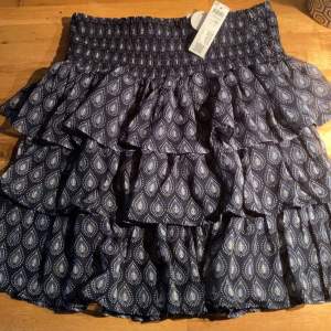 Säljer denna super fina volang kjol ifrån Lindex som är helt slutsåld!!💕💕 har aldrig använt denna så prislappen sitter fortfarande kvar
