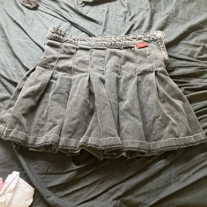 Kjol - Älskar och är mycket användbart!✨ Kan sänka priserna vid snabb affär. Inga defekter:) Är 164cm lång och garderob-utrensar. Kontakta mig för fler bilder💕