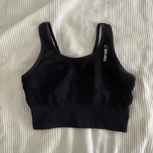 Sport bh - Sport bh från Gymshark, jag har tagit bort inläggen som fanns i bh:n. Den har blivit lite nopprig! Lappen är bortklippt och jag kommer inte ihåg vilken storlek den är i men jag tror att det är S
