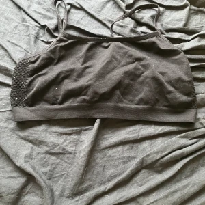 Svart bh - Älskar och är mycket användbart!✨ Kan sänka priserna vid snabb affär. Inga defekter:) Är 164cm lång och garderob-utrensar. Kontakta mig för fler bilder💕