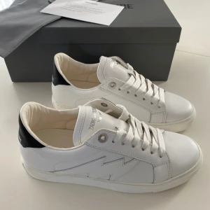 Zadig Voltaire skor! - Säljer nu mina Zadig Voltaire skor i storlek 38! Helt oanvända endast testade, säljer pågrund av att de är förstora och ej går att returnera! Ny pris 3100kr säljer för 2800kr. Tveka inte på att höra av dig, skickar gärna fler bilder💕  