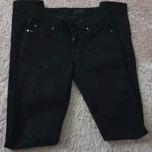  Tiger of sweden jeans slender blackend 25/34 - Pris kan diskuteras! Knappt använda jeans