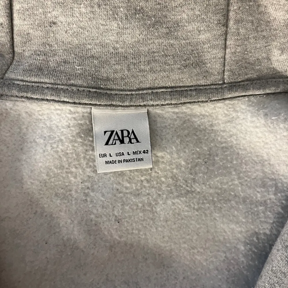 Fräsch grå simpel hoodie från zara ja säljer då jag behöver rensa och inte använder längee. Hoodies.
