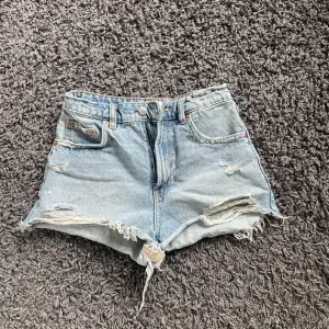 Jättefina jeansshorts! Säljer då dom va lite korta på mig. Använt ungefär 2 gånger så är i mycket bra skick. Nypris: 320kr 