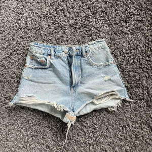 Zara jeansshorts - Jättefina jeansshorts! Säljer då dom va lite korta på mig. Använt ungefär 2 gånger så är i mycket bra skick. Nypris: 320kr 