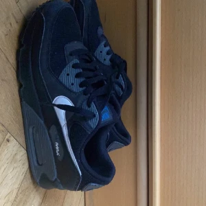 Air max 90 - Säljer nu mina air max 90 eftersom de är för små. Använda lite men syns knappt. Storlek 41 kan ta emot byten annat gäller priset.  Skriv för mer bilder och info 