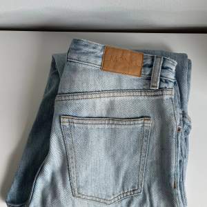 Snygga jeans i sommar av märket Monki. Storlek 27, CN 165/68A. Passar mig tyvärr inte längre storleksmässigt. 