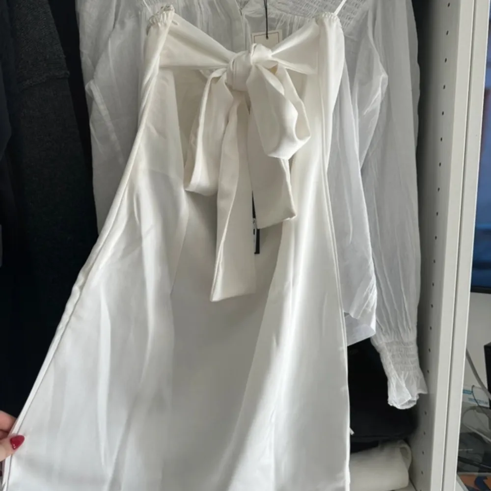 Säljer denna helt nya bandeauklänningen från Pieces i storlek S (som är slutsåld) 💗 Jättefin men kommer inte till användning . Klänningar.