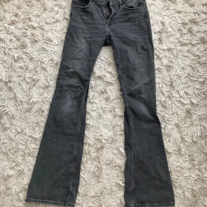 Gråa bootcut jeans - Köptes förra året, bra skick, dock lite slitna längst ner. Hör av er för bilder💓skicka prisförslag!!