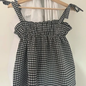 rutig topp  - säljer en super gullig topp ifrån h&m, helt oanvänd och finns inte att köpa längre. ❤️