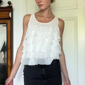 Topp - Vit topp med volanger 