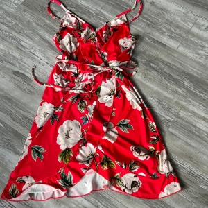 Klänning  - Klänning från Nelly använd några gånger. Är i fin blommig mönster och fina blandningen av färger som passar perfekt till sommaren och semestern.