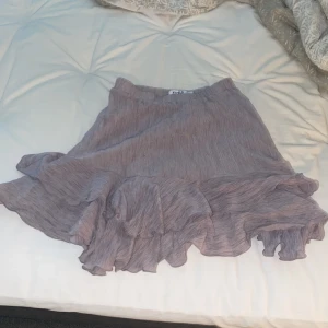 Grå kjol från NAKD - Säljer då den inte heller kommer till användning, från NA-KD! Super fin och i bra skick! Inte använd mer än 2 ggr.🤍 Pris kan diskuteras(prisförslag)