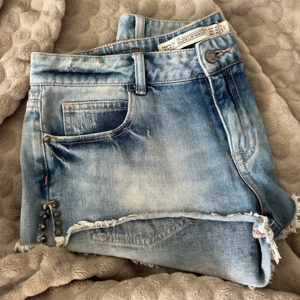 lågmidjade jeansshorts från zara i storlek 40 men passar även 38💞säljer då dom inte används lika mycket som jag trodde att dom skulle göra. Shorts.