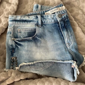 lågmidjade jeansshorts - lågmidjade jeansshorts från zara i storlek 40 men passar även 38💞säljer då dom inte används lika mycket som jag trodde att dom skulle göra