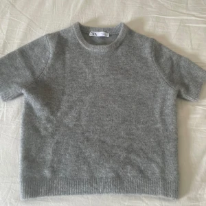 Grå Stickad halvärm  - Säljer denna tröja från Zara då jag har en likadan redan och har därför inte kommit till användning. Den är inprincip helt ny, användts cirka 2 gånger. Hör av er till mig för mer information ❤️