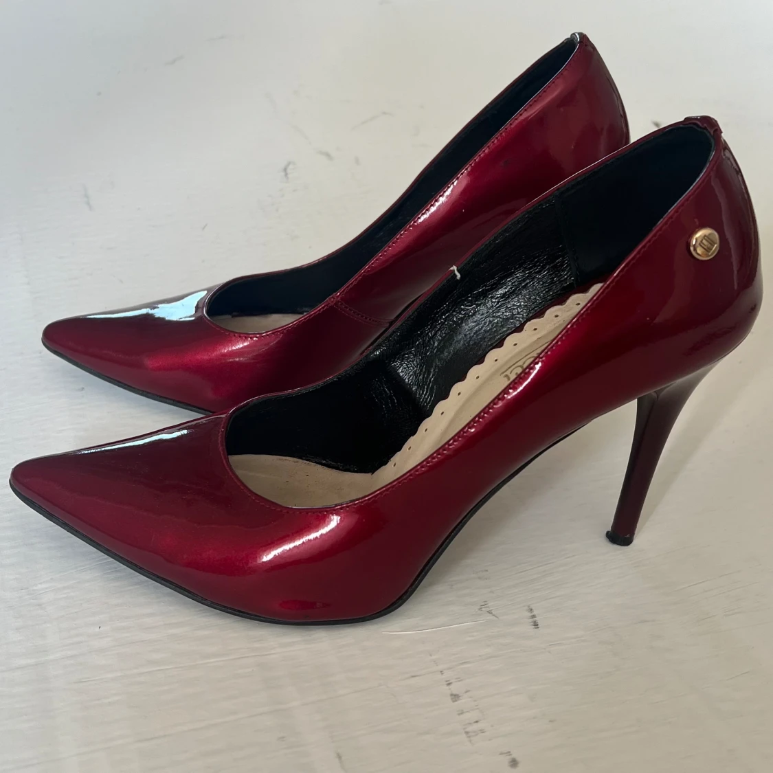 Röda spetsiga klackar - 90