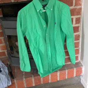 Grön Ralp lauren skjorta - Snygg grön Ralph lauren skjorta i storlek S. Bra skick och sparsamt använd utan några fläckar.