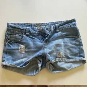 Lågmidjade shorts - Superfina lågmidjade shorts som tyvärr blivit för små, därav inga bilder på💞Midjemått: 80 cm. Skriv vid frågor och använd gärna köp nu📦