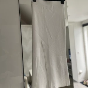 Stickad kjol - Vit stickad kjol. Säljer pga för liten. Använd fåtal gånger 🤍