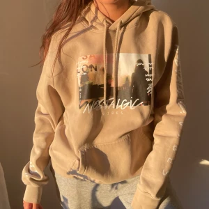 Hoodie - Jättesnygg hoodie. Jag är en S för referens. 🤍