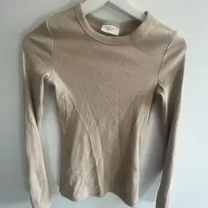 Denna ljusbruna tröjan är i storlek XXS och endast provad! Alltså i bra skick!