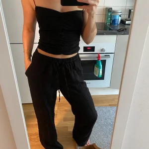 Byxor från Zara strl XS - Luftiga och sköna byxor från Zara i svart. Fickor baktill. I perfekt skick! Köpta för 399:-