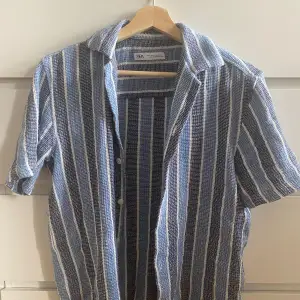 Stickad Sommar Skjorta från Zara. Knappt använd då den är för liten, storlek S.