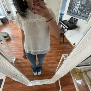 Vit blus only  - Vit blu från only köpt för 350 kr. Använd ett fåtal gånger så i nytt skick. Skriv privat för frågor 💕