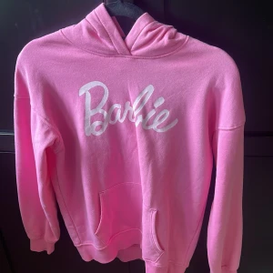 Fin barbie hoodie - Säljer även denna jätre fina hoodien för den är för liten, väldigt bra skick, använd 3-4 gånger❤️