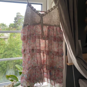 Världens sötaste volangklänning  - Världens finaste volangklänning med blommor på!