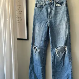 Superfina jeans från lager 157 i strl S. Hål vid knäna. Se sista bild för modellbild. Inget att anmärka på! Midjemått: ca 72cm Längd: ca 109cm Benöppning: ca 24cm. 