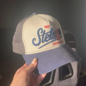Stetson gaslamp trucker keps - En keps från stetson som heter gaslamp trucker, som har använts ett par fåtal gånger. Kan såklart diskuteras om priset!😊👍🏼