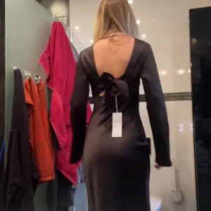 Satinklänning  - Jättefin satinklänning från Gina, har bara använt 1 gång så den är precis som ny, nypris 599kr