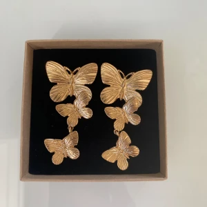 Guldfärgade fjärilsörhängen från Anello uf  - Så fina fjärilsörhängen från Anello UF! Aldrig använda! Se proportioner på bild två!🦋🦋