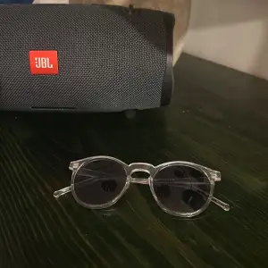 Ett par snygga solglasögon som inte kommer till användning längre. Hör av dig om du har nån fråga :)