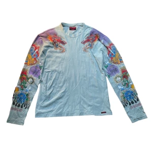 Y2K tröja - Fet tröja från AYOR med galet tryck, lite nopprig annars i bra skick. Uppskattad storlek är M