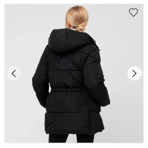 Ridjacka från hööks  - Ridjacka från hööks i mycket bra skick! Använts en gång, säljer då jag hittat en ny som passar mig bättre. Nypris är 1000kr, mitt pris är 500kr. Priset går att diskuteras. Storlek XS. Hämtas i Örebro/skickas. 