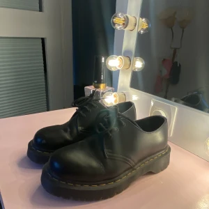 Dr. Martens skor  - Jätte fina dr. Martens skor som helt enkelt inte är min stil längre! Skicket är väldigt bra då de endast är använda ett fåtal gånger. Defekterna ses på bild 3! Köpt för 2200 o säljs för 1400kr (priset är diskuterbart)💕💕passar mig som bär strl 38