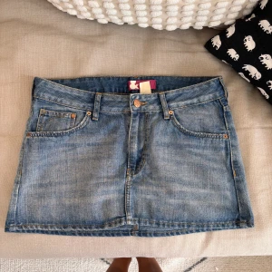 Jeanskjol - Lågmidjad jeanskjol som tyvärr inte passade mig. Den är i stl 170 men motsvara s. Midjemått - 37 rakt över, längd 32 cm💕 super fint skick inga defekter alls. 