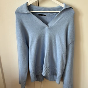Blå stickad tröja  - Super fin blå stickad tröja från HM, kommer inte till användning för mig längre. 