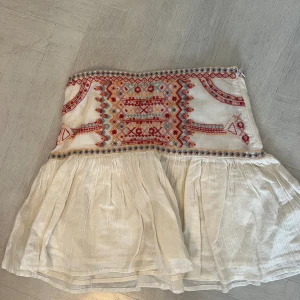Zara kjol - Zara kjol med broderi Storlek Small Fint skick❣️