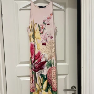 Ted Baker klänning  - Sommarklänning från Ted Baker, använd endast en gång. Klänningen är i storlek 34/36