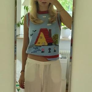 Söt topp från Zara - Stickad topp/väst med mycket detaljer och textur. Relativt tjock så kan bäras året om! Storlek M men jag bär vanligtvis S.  Hör av dig om du har frågor!