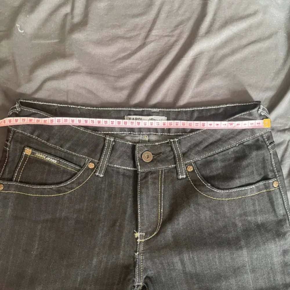 lågmidjade utsvängda grå/ svarta jeans, skulle säga att de passar 34/36 xs. Farkut & Housut.