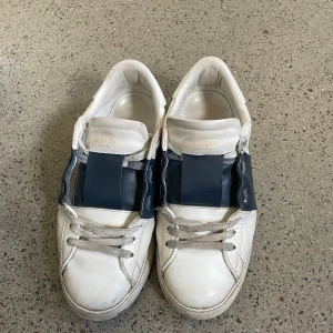 Valentino skor - De är lite trasiga vid snöret men det funkar jättebra att knyta ändå