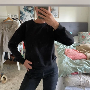 Svart sweatshirt  - Snygg och skön tröja, perfekta basplagget! använd gärna köp direkt funktionen🩷