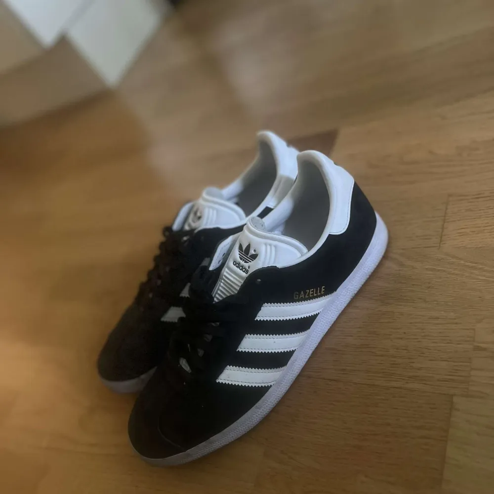 Riktigt feta Adidas Gazelle skor. Skorna är 9/10 skick då de knappt är använda. Storlek 43 1/3. Skor.