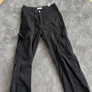 Cargobyxor - Svarta cargos från zara! Storlek 40, men sitter snyggt lågmidjat på mig som vanligtvis har 38! Så beror på gur man vill ha passformen ☺️