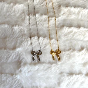 Rosetthalsband  - Supersöta rosetthalsband från Molli Jewelrys Juni-kollektion. Materialet är rostfritt stål, och de finns i både silver och guld. Går att köpa antingen här i chatten eller via vår instagram @mollijewelry 💛🤍Frakt, frimärke 18kr